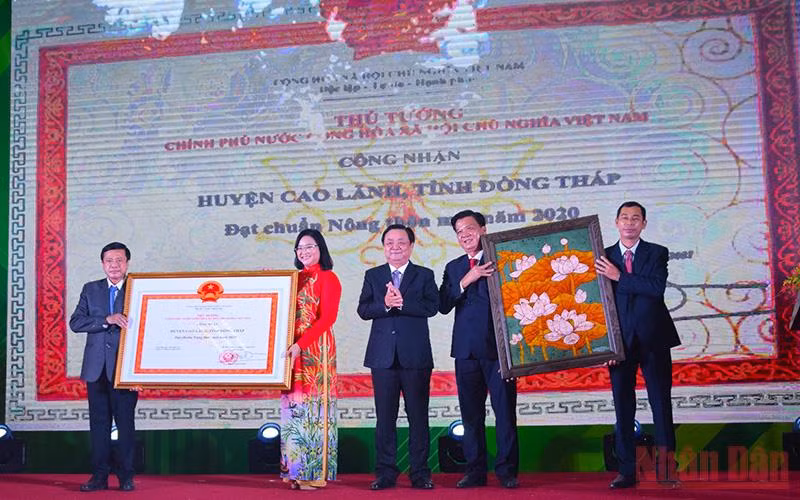 Bộ trưởng Nông nghiệp và Phát triển nông thôn Lê Minh Hoan trao Quyết định công nhận đạt chuẩn nông thôn mới cho huyện Cao Lãnh.