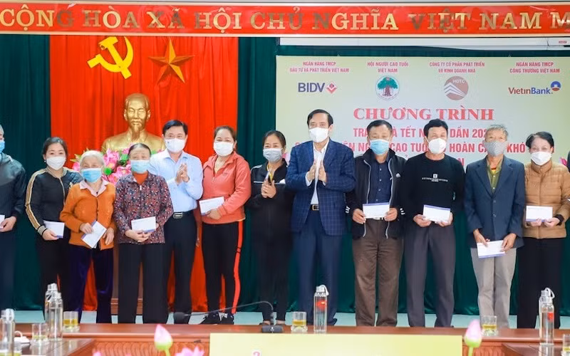 Chủ tịch Hội Người cao tuổi Việt Nam và Bí thư Tỉnh ủy Nghệ An trao tặng quà cho hội viên người cao tuổi trên địa bàn thành phố Vinh có hoàn cảnh khó khăn. (Ảnh: Thành Duy)