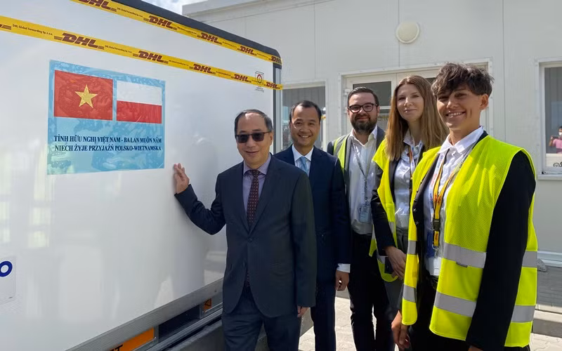 Đại sứ Việt Nam tại Ba Lan Nguyễn Hùng cùng cán bộ Đại sứ quán tham dự Lễ bàn giao vaccine do Ba Lan viện trợ cho Việt Nam. (Ảnh: Đại sứ quán Việt Nam tại Ba Lan cung cấp)