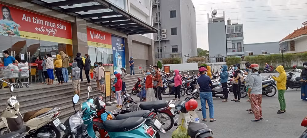 Người dân TP Hồ Chí Minh đổ ra đường như không hề có dịch -0