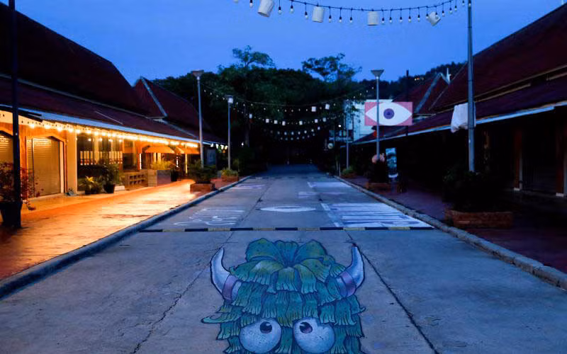 Một đường phố Phuket vắng bóng du khách do đại dịch Covid-19. (Ảnh: Bưu điện Bangkok)