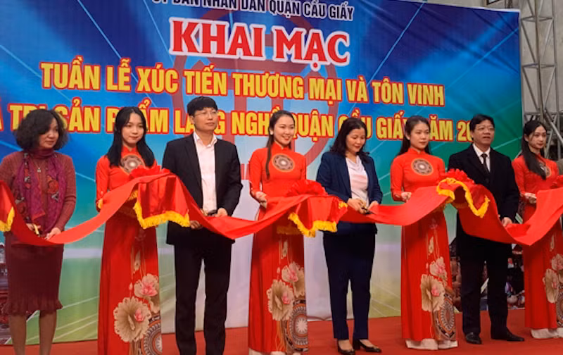 Cắt băng khai mạc Tuần lễ Xúc tiến thương mại và tôn vinh giá trị sản phẩm làng nghề quận Cầu Giấy năm 2020.