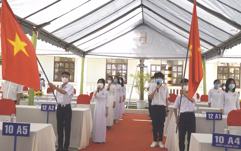 Học sinh Trường trung học cơ sở Kiến Tường, thị xã Kiến Tường (Long An) tại lễ khai giảng năm học mới 2021-2022.