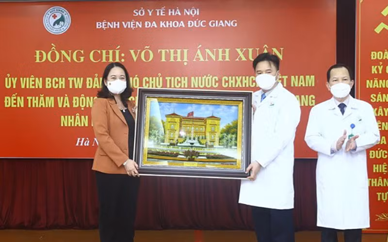 Phó Chủ tịch nước Võ Thị Ánh Xuân tặng quà lưu niệm Bệnh viện Đa khoa Đức Giang. (Ảnh: TTXVN) 