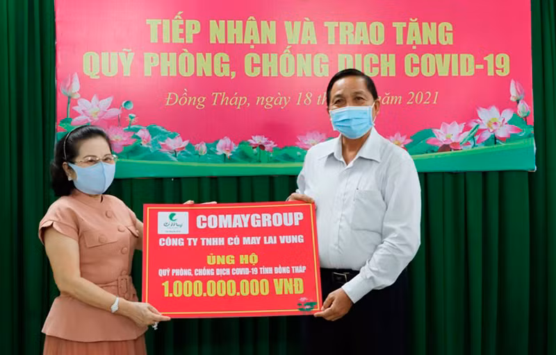 Đại diện doanh nghiệp trao tiền hỗ trợ Quỹ phòng, chống dịch Covid-19 tỉnh Đồng Tháp. (Ảnh: NGUYỆT ÁNH)