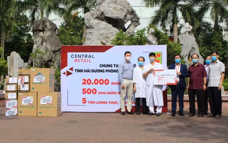 Đại diện Tập đoàn Central Retail (bên phải) trao bảng tượng trưng ủng hộ tỉnh Hải Dương.