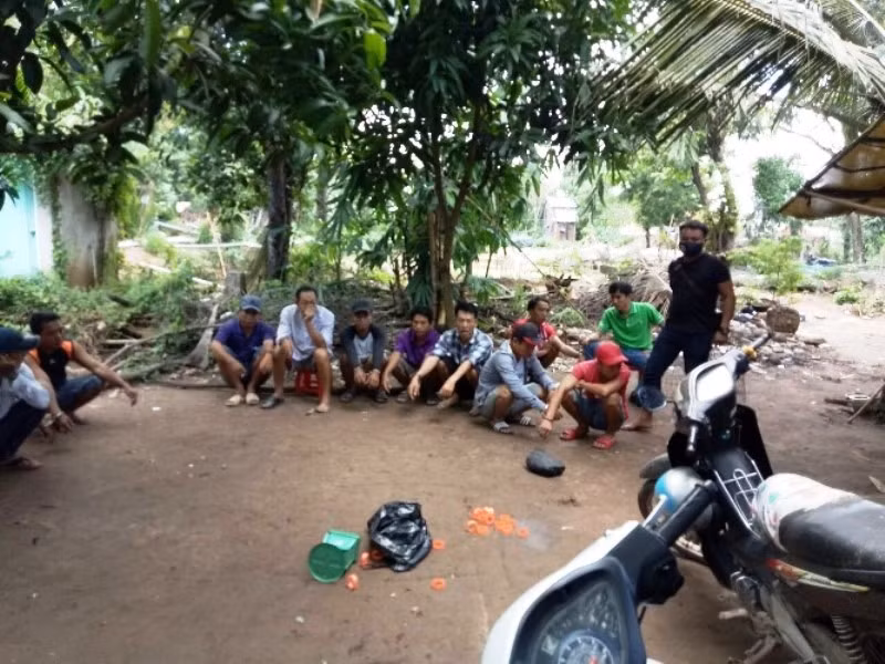 Một tụ điểm cờ bạc bị triệt xóa.