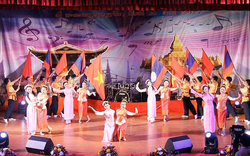 Một tiết mục văn nghệ ca ngợi mối quan hệ Việt Nam và Lào. (Ảnh: Xuân Sơn)