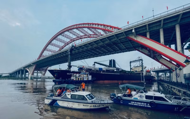 Các lực lượng chức năng khẩn trương giải cứu tàu Outrivaling 3 kẹt dưới gầm cầu Hoàng Văn Thụ.