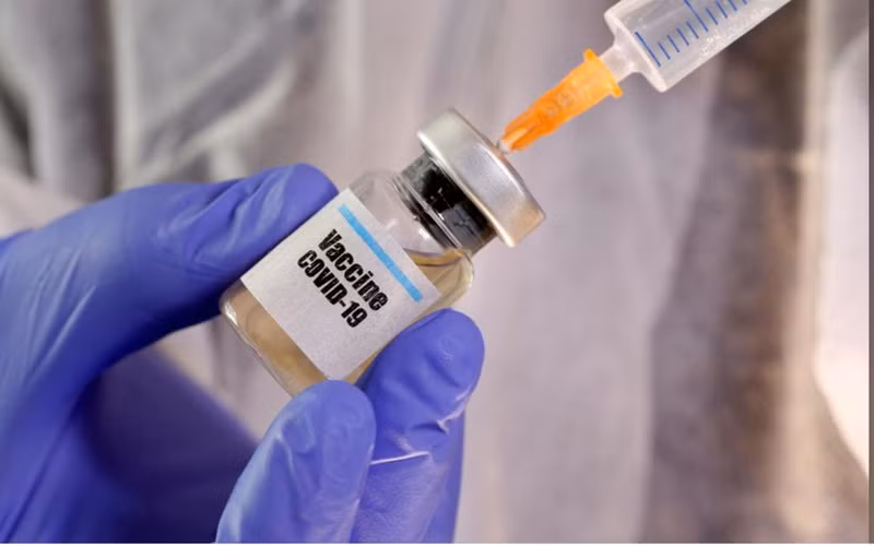 Vaccine của AstraZeneca được đánh giá là ứng viên đang dẫn đầu trong cuộc chạy đua toàn cầu nhằm tìm ra vaccine ngừa Covid-19. (Ảnh: Reuters)
