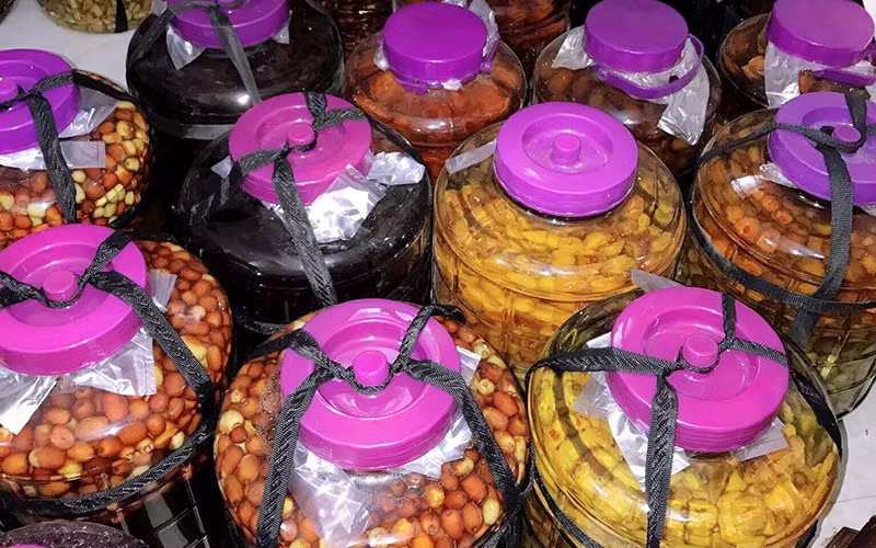 Rượu ngâm dược liệu, động vật nếu không sử dụng đúng cách, không có nguồn gốc rõ ràng sẽ gây ngộ độc, thậm chí tử vong. Ảnh: HUY HOÀNG 