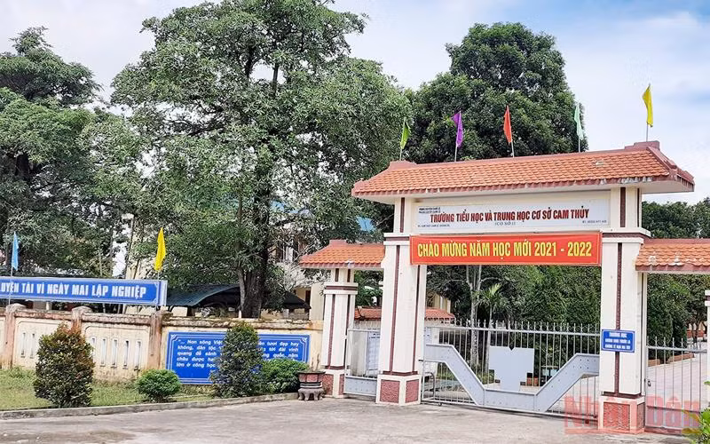Trường Tiểu học và THCS Cam Thủy, huyện Cam Lộ, nơi có nhiều học sinh F1 phải cách ly tập trung do vô tình liên quan đến F0 L.P.T.