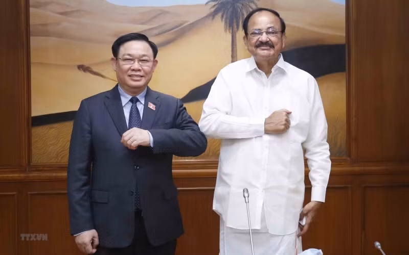 Chủ tịch Quốc hội Vương Đình Huệ gặp Phó Tổng Thống kiêm Chủ tịch Thượng viện Ấn Độ Venkaiah Naidu. (Ảnh: TTXVN)