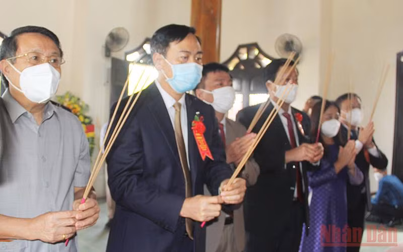 Lãnh đạo tỉnh Quảng Trị dâng hương tại Khu lưu niệm Tổng Bí thư Lê Duẩn. 