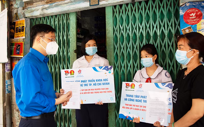 Đại diện Thành đoàn TP Hồ Chí Minh trao bảo trợ học tập cho hai học sinh ở phường 12, quận 4 (Ảnh minh họa).