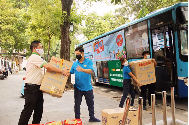 Những chuyến xe buýt “Siêu thị 0 đồng” ấm áp nghĩa tình đến với các khu công nghiệp, khu chế xuất để hỗ trợ người lao động gặp khó khăn do ảnh hưởng của dịch Covid-19.