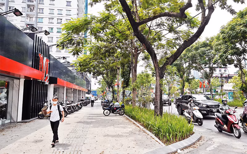 Vỉa hè hai bên tuyến phố Thái Hà, quận Đống Đa được cải tạo, chỉnh trang sạch đẹp hơn. (Ảnh TRẦN LONG)