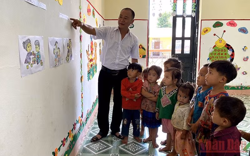 Giáo viên lớp mầm non ở điểm trường Huổi Đá, xã Nậm Kè, huyện Mường Nhé, Điện Biên (Ảnh minh họa: Lê Lan).