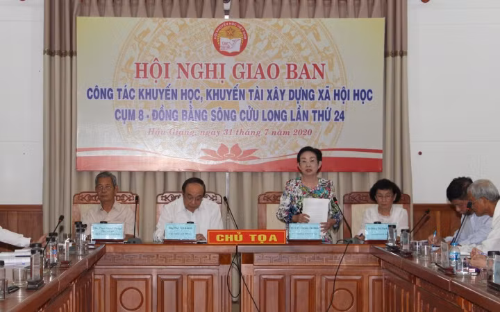 Phó Chủ tịch Hội Khuyến học Việt Nam Trương Thị Hiền phát biểu tại Hội nghị.