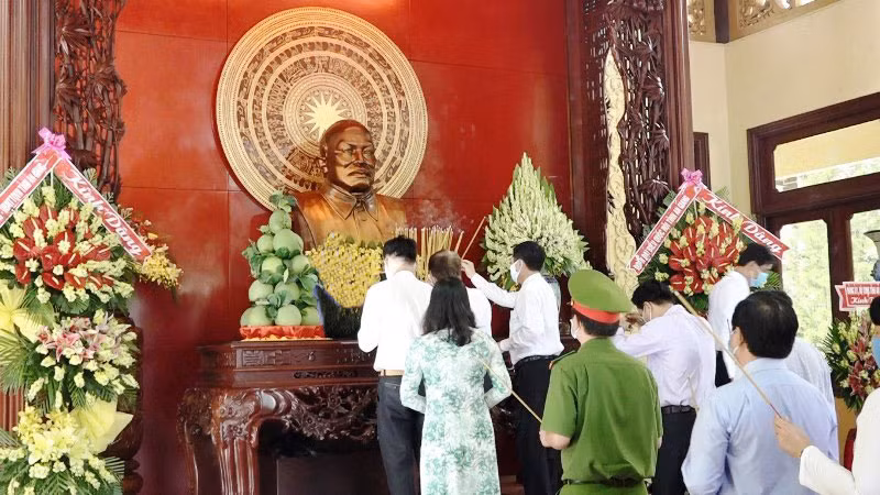 Các đại biểu thắp hương tưởng niệm Bác Tôn tại Khu lưu niệm Chủ tịch Tôn Đức Thắng.
