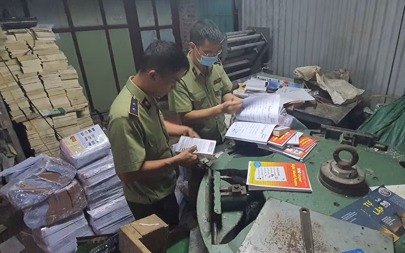 Thu giữ hàng tấn sách giả tại Hà Nội