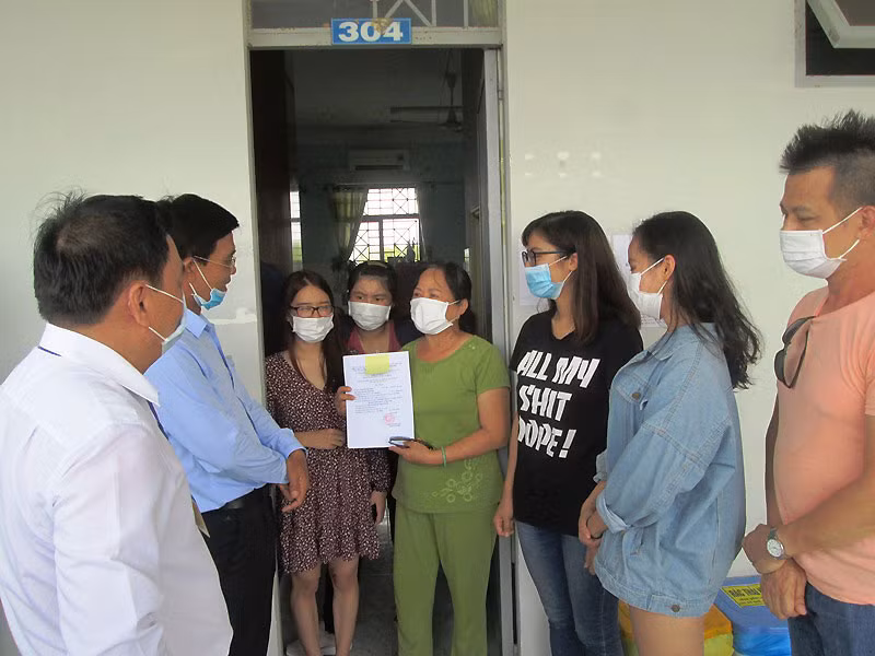 Công dân Việt Nam về từ Pháp được cơ quan chức năng trao giấy chứng nhận hoàn thành cách ly, trở về với gia đình.