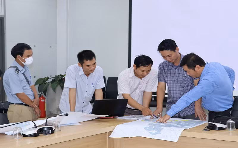 Đại diện các đơn vị thống nhất các vị trí đất bàn giao trên bản đồ.
