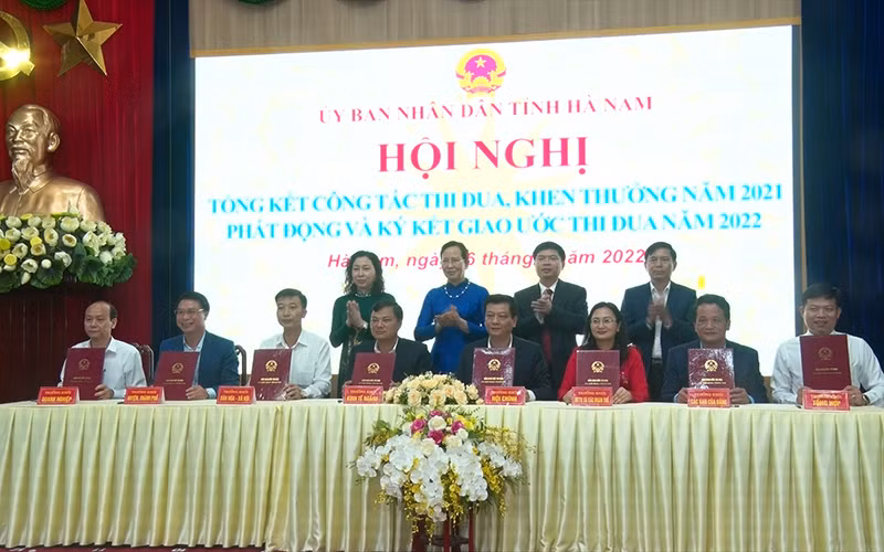 Các đơn vị ký giao ước thi đua.