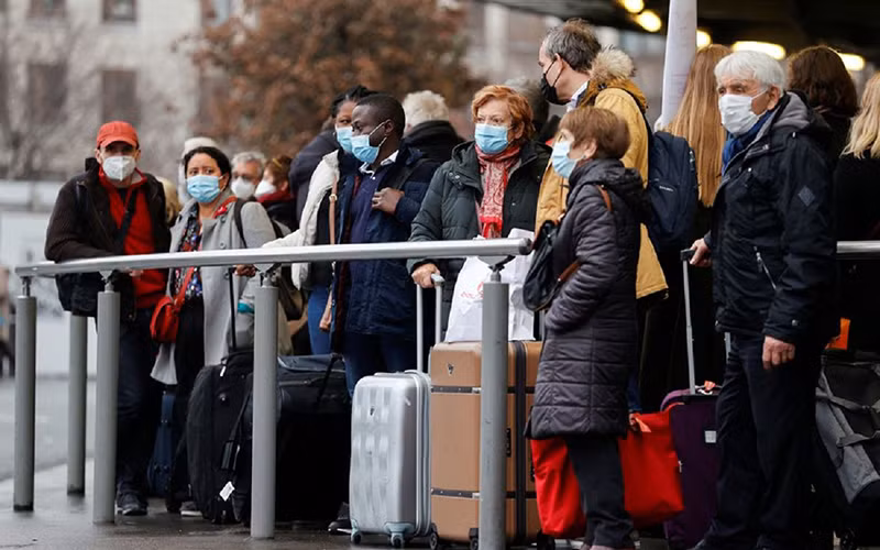 Pháp xác nhận số ca mắc mới theo ngày ở mức cao nhất từ đầu dịch. Ảnh REUTERS 