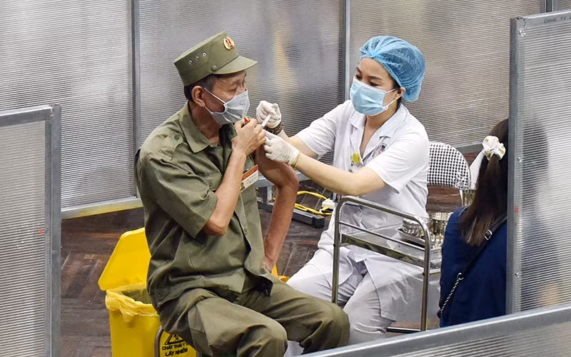 Tiêm vắc-xin ngừa Covid-19 cho người cao tuổi ở Hà Nội. Ảnh: ÐỨC ANH 