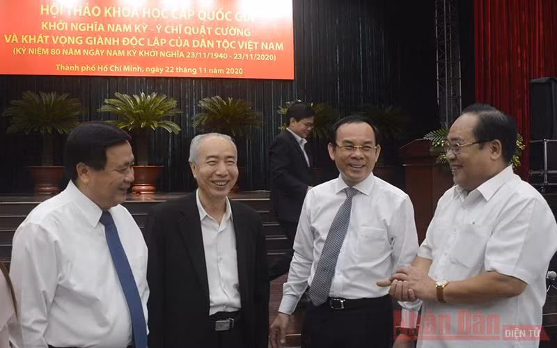 Các đại biểu trao đổi tại hội thảo.