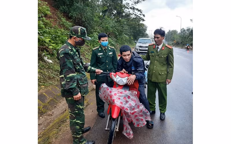 Lực lượng chức năng bắt quả tang một vụ vận chuyển pháo lậu. 