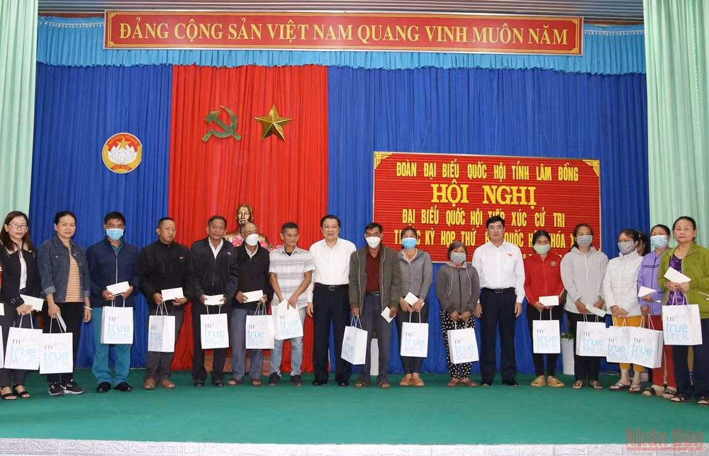 Đồng chí Phan Đình Trạc và đồng chí Trần Đình Văn trao quà tặng các gia đình chính sách, gia đình có hoàn cảnh khó khăn xã Tân Hội. 