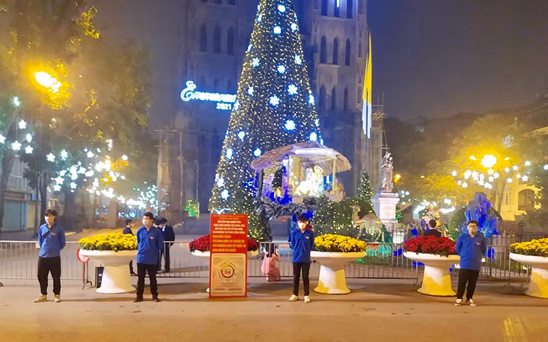 Thanh niên quận Hoàn Kiếm ra quân ngăn tình trạng tập trung đông người đêm Noel, nhằm hạn chế tình trạng lây nhiễm Covid-19.