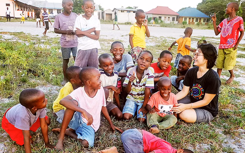 Tác giả chơi cùng các em nhỏ ở ngoại ô Nairobi.