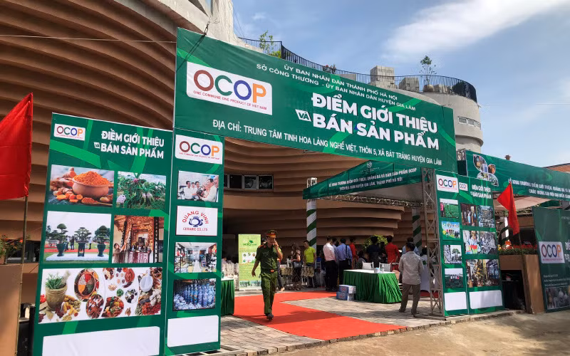 Điểm trưng bày, giới thiệu và bán sản phẩm OCOP tại xã Bát Tràng, huyện Gia Lâm, Hà Nội.