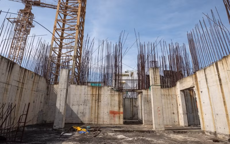 Chung cư 926 Võ Văn Kiệt hoang phế vì vướng pháp lý.