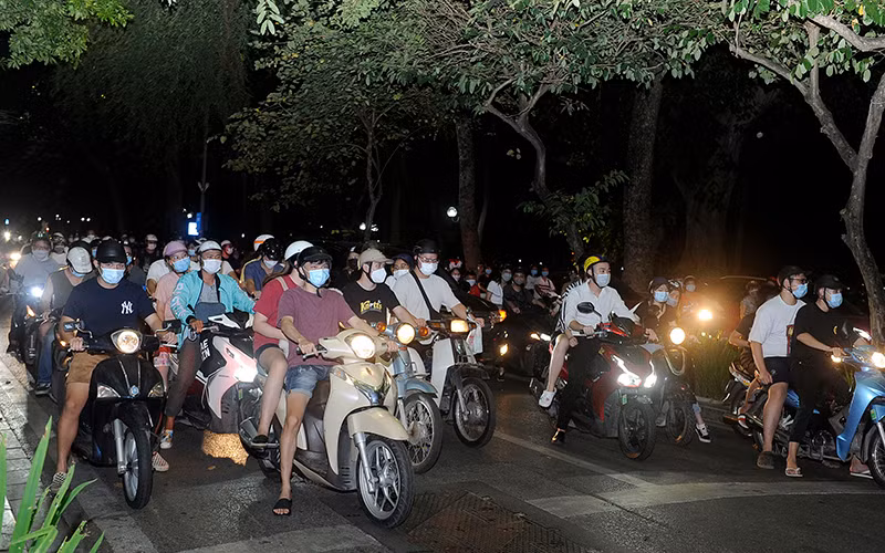 Các ngả đường trung tâm Thủ đô Hà Nội tràn ngập người và xe tối 21/9. Ảnh: NGUYỄN ĐĂNG