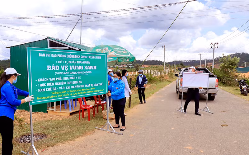 Đoàn thanh niên xã Đạ Nhim, huyện Lạc Dương (Lâm Đồng) lập chốt bảo vệ vùng xanh.