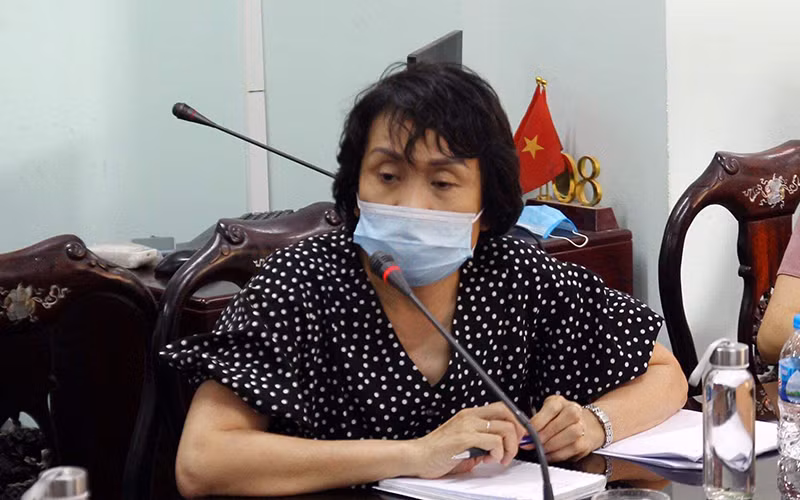 GS, TS Lê Thị Quỳnh Mai, Phó Viện trưởng Viện Vệ sinh Dịch tễ Trung ương hướng dẫn triển khai test nhanh. 