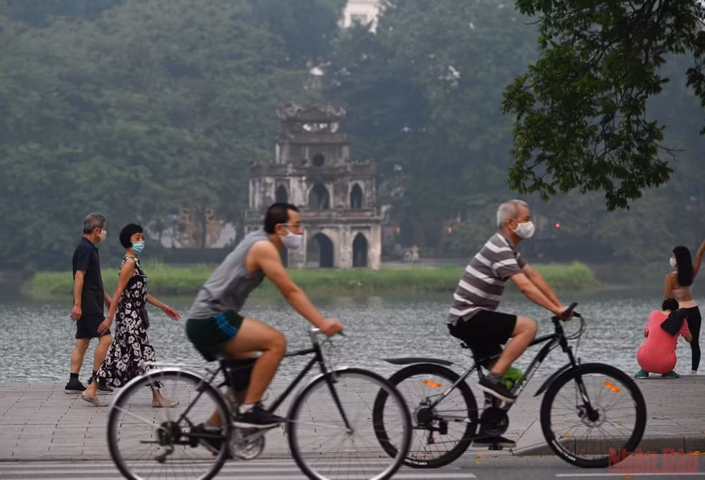 Người dân Hà Nội xuống đường tập thể dục sau nhiều ngày giãn cách -0