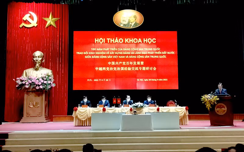 Điều hành hội thảo tại đầu cầu Việt Nam.