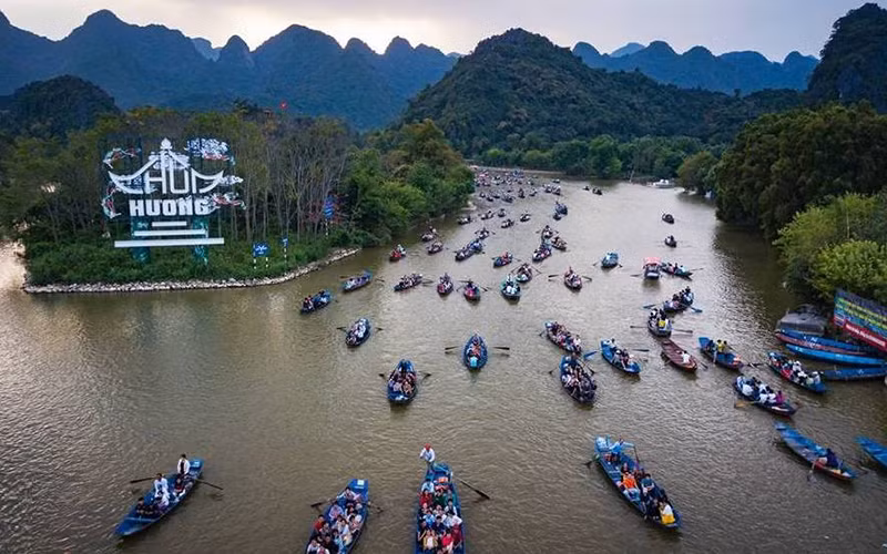 Lễ hội Chùa Hương những năm chưa có dịch luôn thu hút đông khách tham quan.