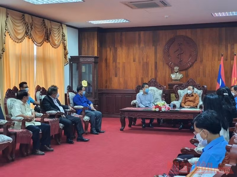 Chung tay giúp Lào phòng, chống dịch Covid-19
