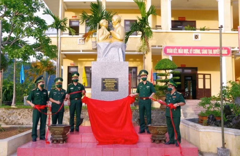 Lãnh đạo Bộ chỉ huy BĐBP tỉnh và Đồn Biên phòng cửa khẩu A Đớt cắt băng khánh thành Tượng đài “Bác Hồ với chiến sĩ biên phòng”.