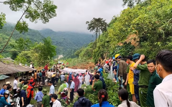 Lực lượng cứu hộ và bà con nhân dân hỗ trợ gia đình người bị nạn.