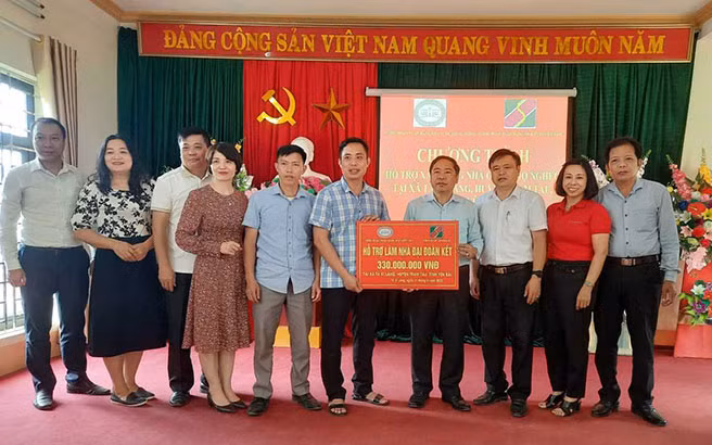 Trao biểu trưng hỗ trợ làm nhà “Đại đoàn kết” cho người nghèo tại xã Tà Si Láng (huyện Trạm Tấu).