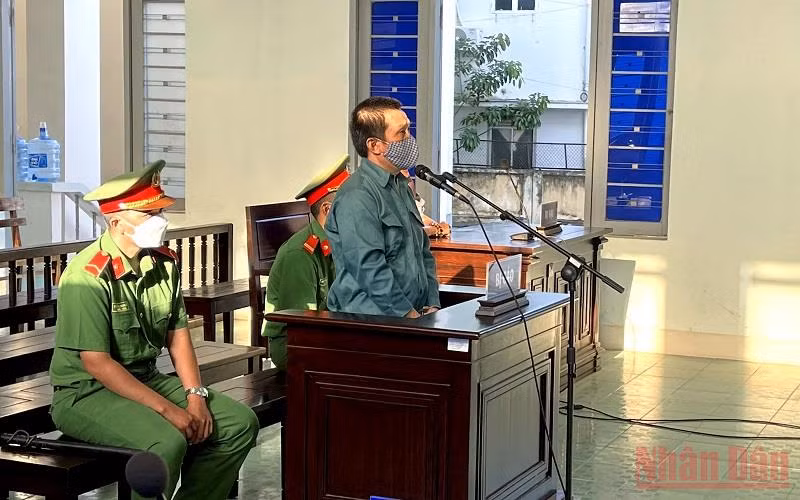 Bị cáo Cao Đức Trung tại phiên tòa xét xử về tội “Lừa đảo chiếm đoạt tài sản”.