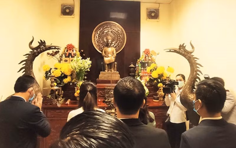 Dâng hương tại phòng tưởng niệm Bác Hồ, sáng 3-2.