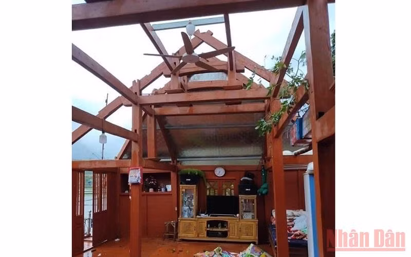 Một ngôi nhà sàn tại huyện Văn Chấn (Yên Bái) bị lốc mất mái.